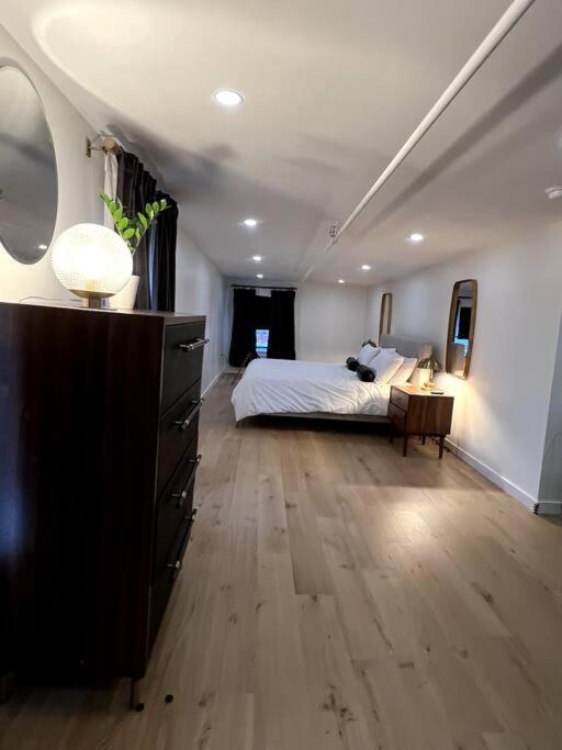 King Bed, The Phenix Historic Hotel, Spacious, Room # 406 Бангор Екстериор снимка